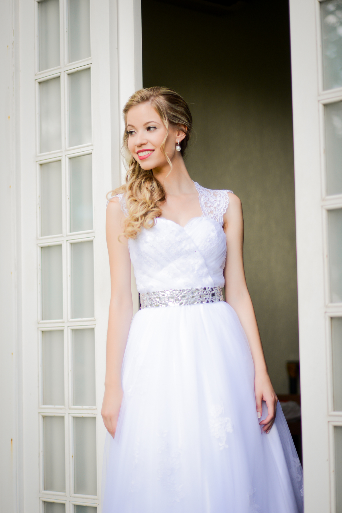 Casamento ao ar livre e de dia dos noivos Roxanne e Diego fotografado pelo melhor fotógrafo de Campo Largo e região de Curitiba, Michel Druziki. Noiva encostada na porta janela 