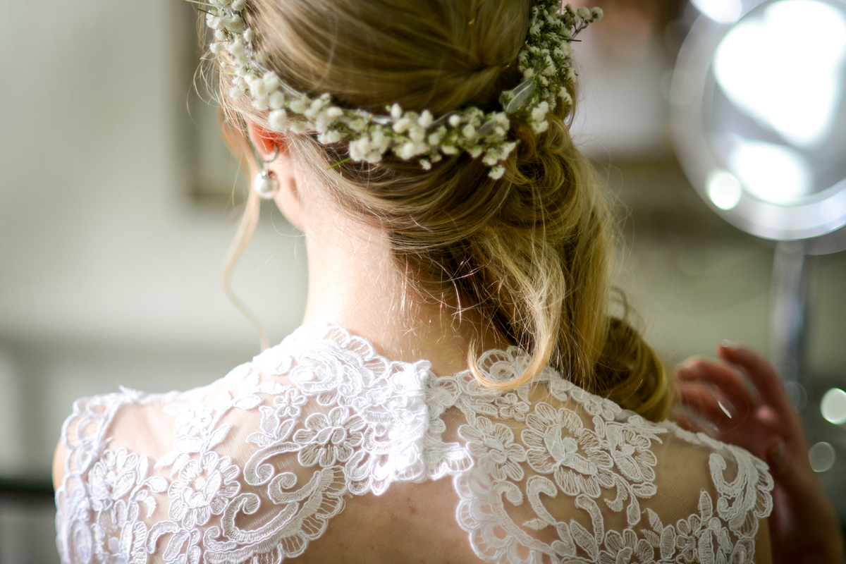 Casamento ao ar livre e de dia dos noivos Roxanne e Diego fotografado pelo melhor fotógrafo de Campo Largo e região de Curitiba, Michel Druziki. Cabelo de noiva preso com coroa de flores