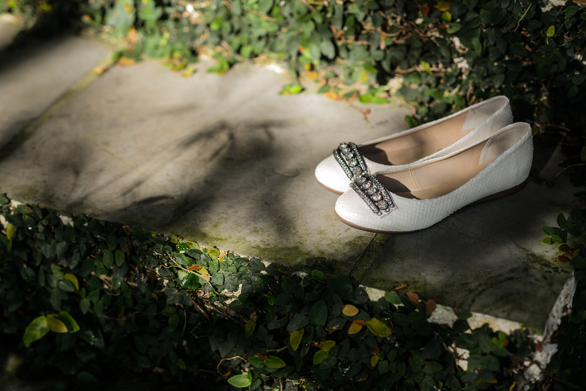 Casamento ao ar livre e de dia dos noivos Roxanne e Diego fotografado pelo melhor fotógrafo de Campo Largo e região de Curitiba, Michel Druziki. Sapatilha de noiva
