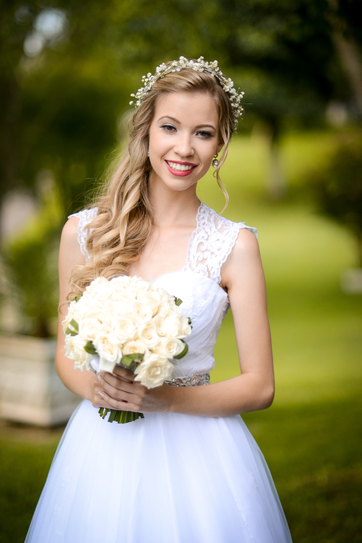 Casamento ao ar livre e de dia dos noivos Roxanne e Diego fotografado pelo melhor fotógrafo de Campo Largo e região de Curitiba, Michel Druziki. Noiva com  buquê sorrindo no campo