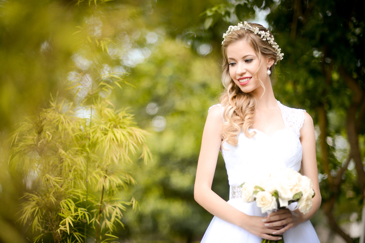 Casamento ao ar livre e de dia dos noivos Roxanne e Diego fotografado pelo melhor fotógrafo de Campo Largo e região de Curitiba, Michel Druziki. Noiva com buquê sorrindo no campo
