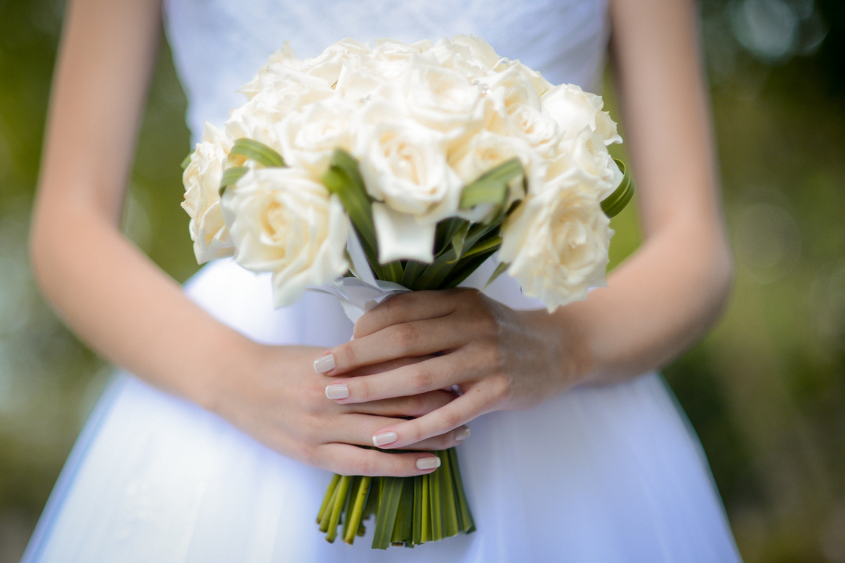 Casamento ao ar livre e de dia dos noivos Roxanne e Diego fotografado pelo melhor fotógrafo de Campo Largo e região de Curitiba, Michel Druziki. Noiva segurando buquê. Unhas de noiva francesinha