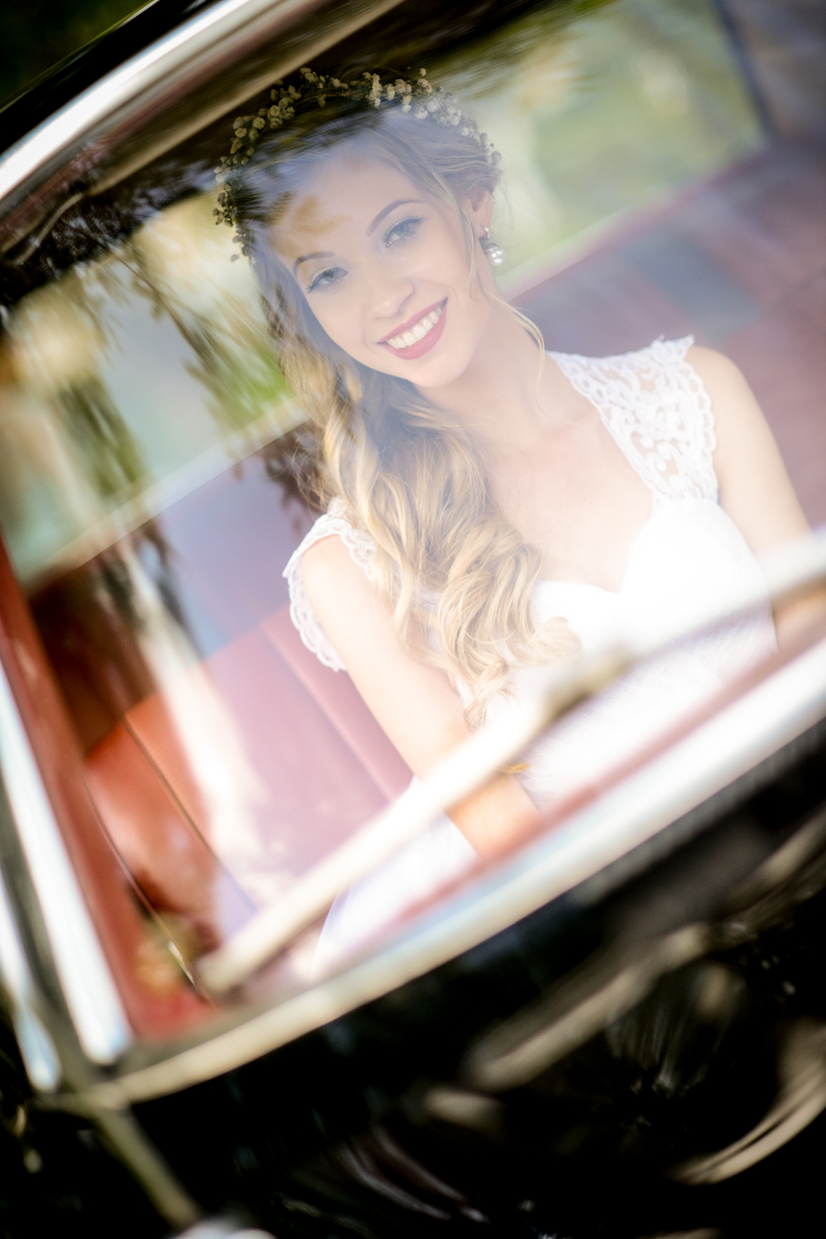 Casamento ao ar livre e de dia dos noivos Roxanne e Diego fotografado pelo melhor fotógrafo de Campo Largo e região de Curitiba, Michel Druziki. Noiva dentro do carro