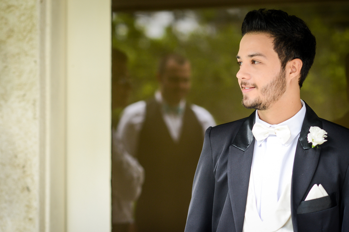 Casamento ao ar livre e de dia dos noivos Roxanne e Diego fotografado pelo melhor fotógrafo de Campo Largo e região de Curitiba, Michel Druziki. Noivo esperando a noiva