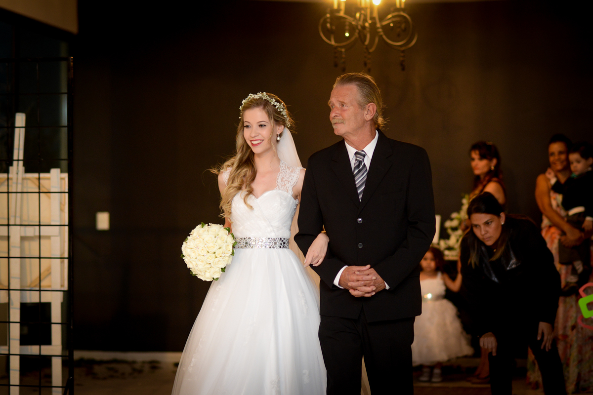 Casamento dos noivos Roxanne e Diego fotografado pelo melhor fotógrafo de Campo Largo e região de Curitiba, Michel Druziki. Noiva entrando com o pai