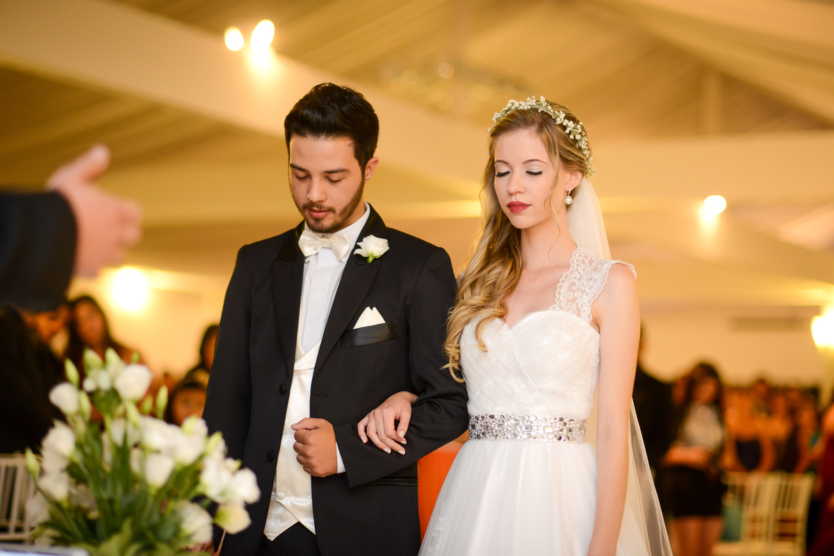 Casamento dos noivos Roxanne e Diego fotografado pelo melhor fotógrafo de Campo Largo e região de Curitiba, Michel Druziki. Noivos de olhos fechados durante a cerimonia