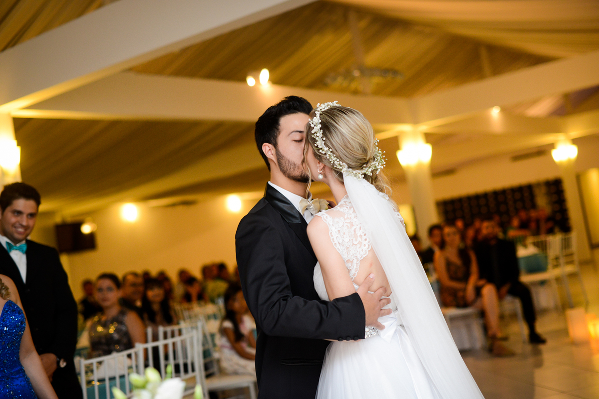 Casamento dos noivos Roxanne e Diego fotografado pelo melhor fotógrafo de Campo Largo e região de Curitiba, Michel Druziki. Beijo dos noivos
