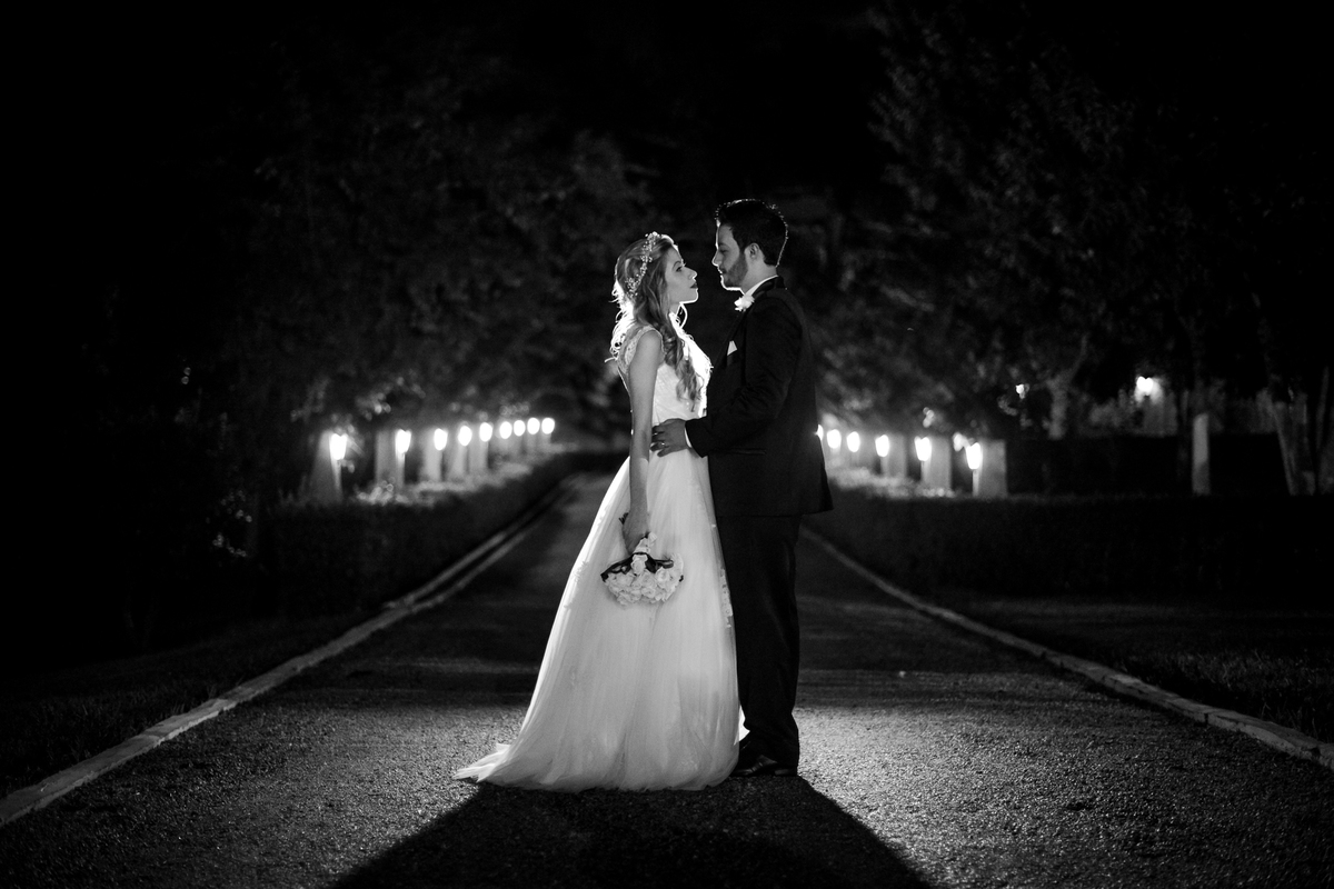 Casamento dos noivos Roxanne e Diego fotografado pelo melhor fotógrafo de Campo Largo e região de Curitiba, Michel Druziki. Noivos abraçados no meio da rua