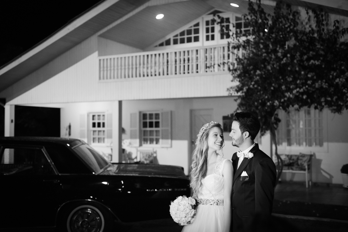 Casamento dos noivos Roxanne e Diego fotografado pelo melhor fotógrafo de Campo Largo e região de Curitiba, Michel Druziki. Noivos abraçados em frente à casa