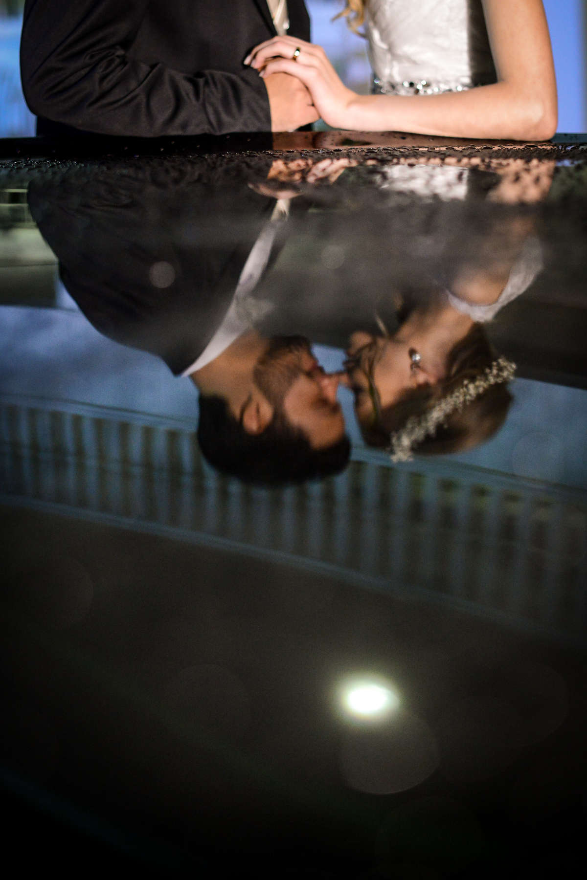 Casamento dos noivos Roxanne e Diego fotografado pelo melhor fotógrafo de Campo Largo e região de Curitiba, Michel Druziki. Reflexo dos noivos no carro