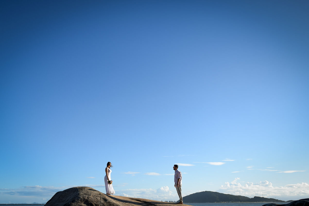 Ensaio pre-wedding dos noivos Vanessa e Adriano. Fotografados por um dos melhores fotógrafos de casamento do Brasil, Michel Druziki. O ensaio foi realizado na praia. Noivos nas pedras gigantes na praia