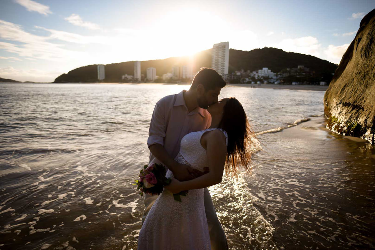 Ensaio pre-wedding dos noivos Vanessa e Adriano. Fotografados por um dos melhores fotógrafos de casamento do Brasil, Michel Druziki. O ensaio foi realizado na praia. Noivos se beijando no mar