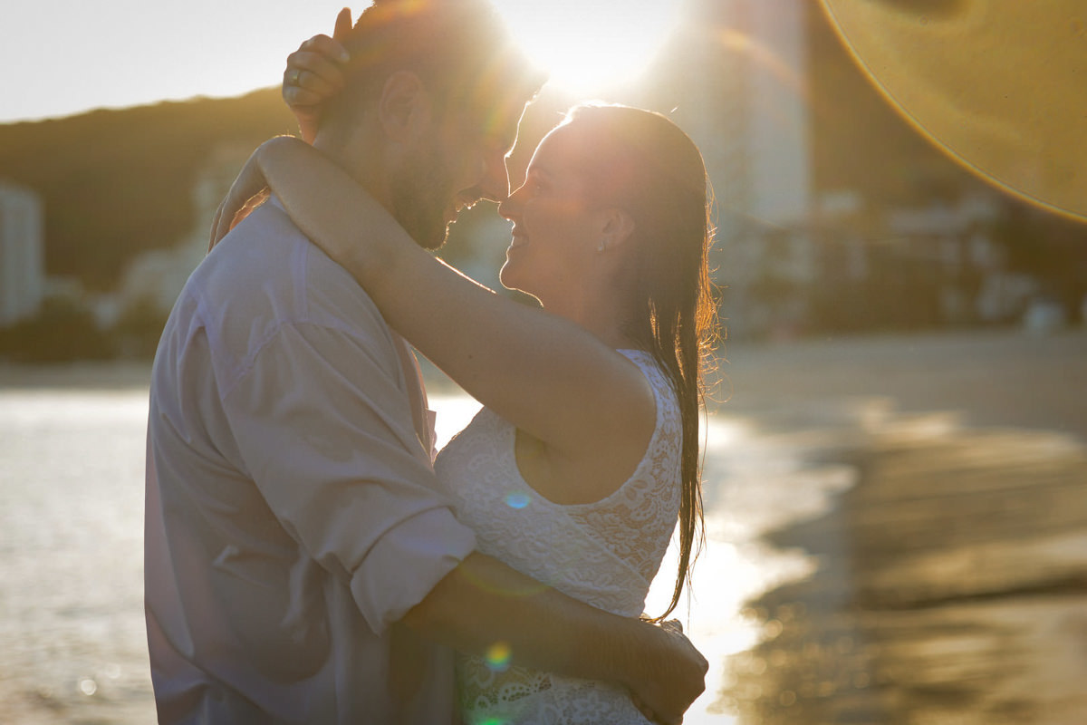 Ensaio pre-wedding dos noivos Vanessa e Adriano. Fotografados por um dos melhores fotógrafos de casamento do Brasil, Michel Druziki. O ensaio foi realizado na praia. Noivos abraçados dentro do mar, no por do sol