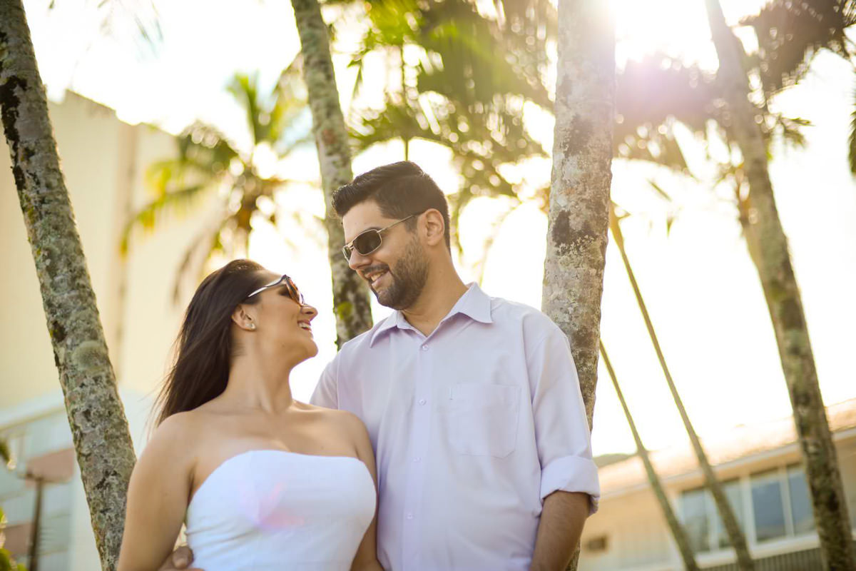 Ensaio pre-wedding dos noivos Vanessa e Adriano. Fotografados por um dos melhores fotógrafos de casamento do Brasil, Michel Druziki. O ensaio foi realizado na praia. Noivos caminhando entre as palmeiras com óculos de sol