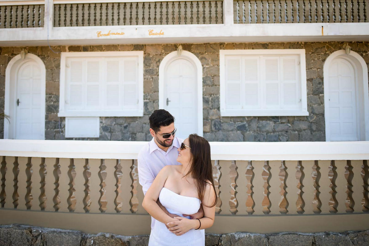 Ensaio pre-wedding dos noivos Vanessa e Adriano. Fotografados por um dos melhores fotógrafos de casamento do Brasil, Michel Druziki. O ensaio foi realizado na praia. Noivos abraçados com óculos de sol