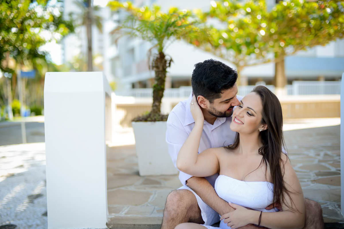 Ensaio pre-wedding dos noivos Vanessa e Adriano. Fotografados por um dos melhores fotógrafos de casamento do Brasil, Michel Druziki. O ensaio foi realizado na praia. Noivos sentados na calçada