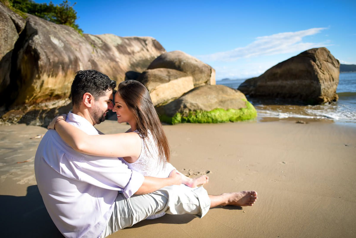 Ensaio pre-wedding dos noivos Vanessa e Adriano. Fotografados por um dos melhores fotógrafos de casamento do Brasil, Michel Druziki. O ensaio foi realizado na praia. Noivos sentados na areia abraçados