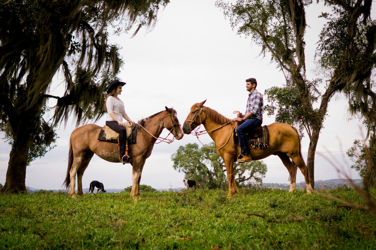 Ensaio dos noivos Gisele e Vinicius em Balsa Nova, região de Curitiba - PR. Próximo a Campo Largo. Um dos melhores ensaios de casamento que já fiz. 