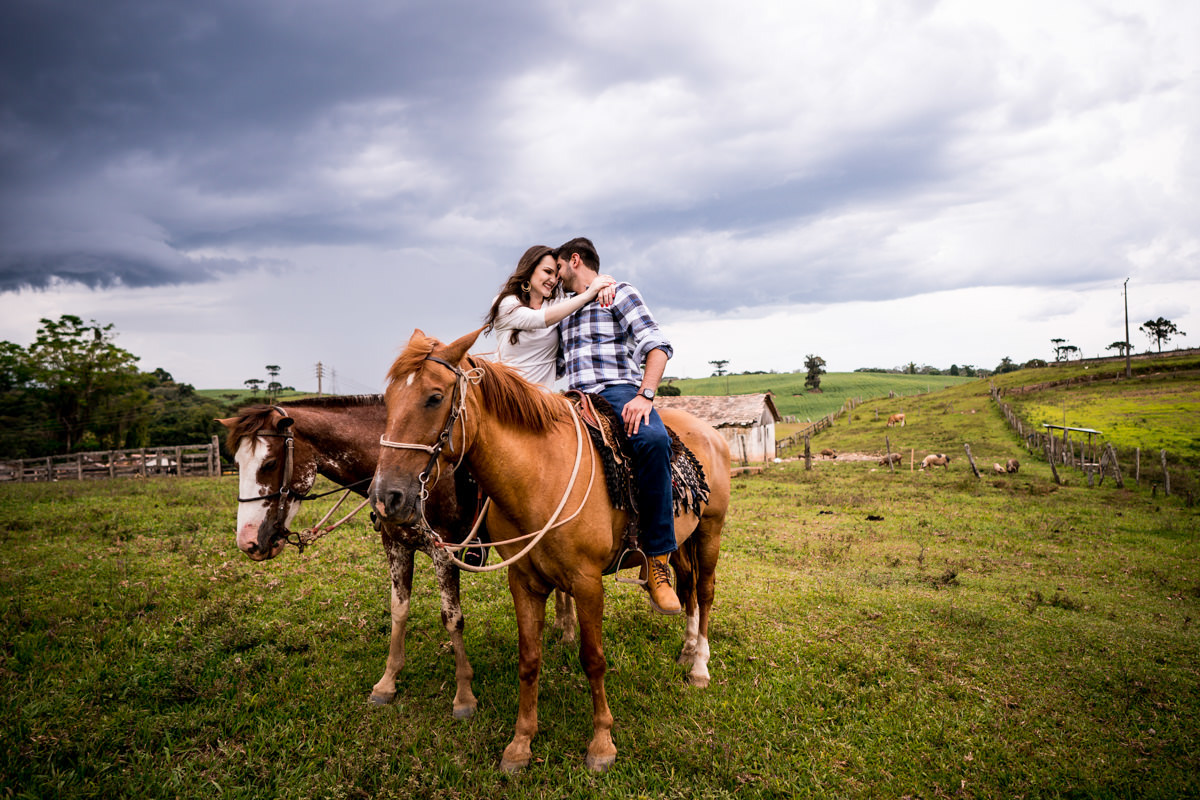 Ensaio dos noivos Gisele e Vinicius em Balsa Nova, região de Curitiba - PR. Próximo a Campo Largo. Um dos melhores ensaios de casamento que já fiz. 