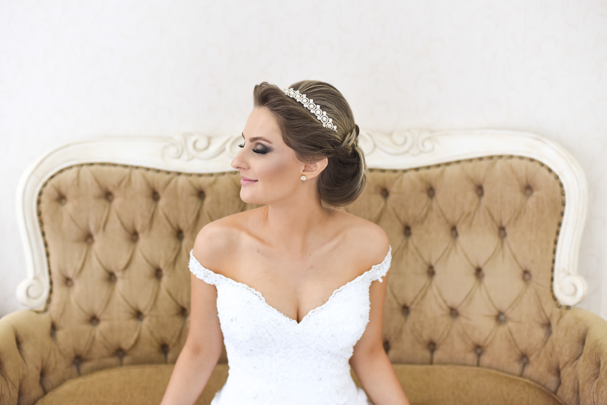 Making of registrado pelo fotógrafo de casamentos Michel Druziki, no salão camaleão cabelo e estética, em Campo Largo. Débora pronta para o casamento