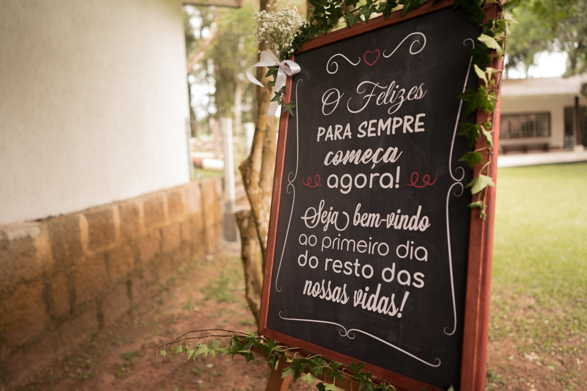Casamento dos noivos Debora e Felipe realizado no negrão eventos, em Balsa Nova - PR, na região de Curitiba e fotografado pelo fotógrafo de casamentos Michel Druziki. Placa para recepção convidados 