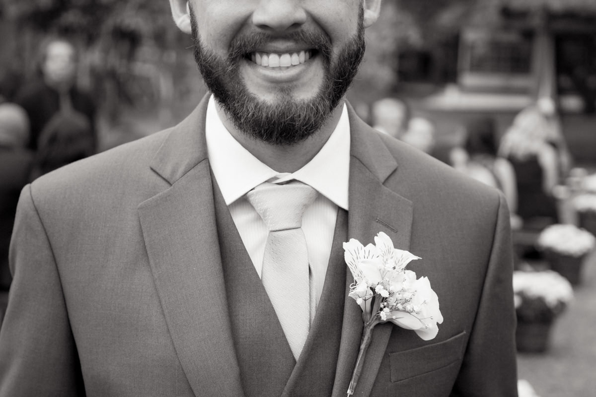 Casamento dos noivos Debora e Felipe realizado no negrão eventos, em Balsa Nova - PR, na região de Curitiba e fotografado pelo fotógrafo de casamentos Michel Druziki. Sorriso do noivo antes da cerimônia