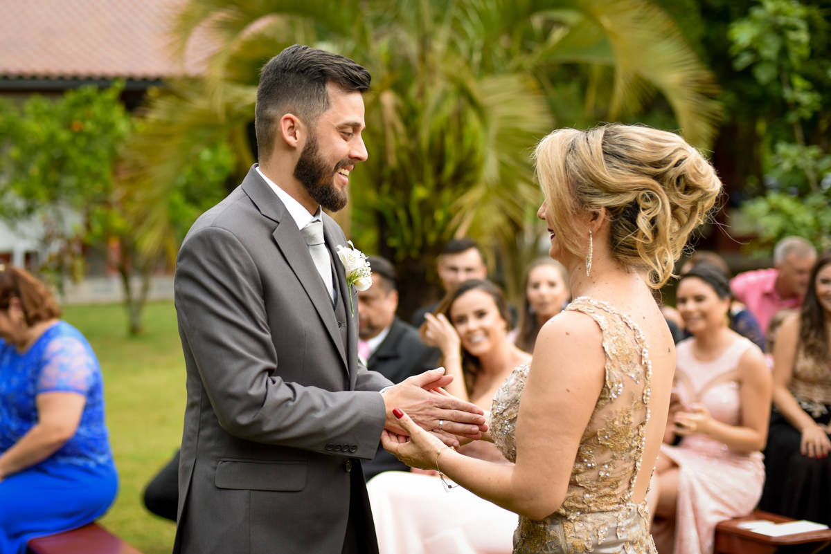 Casamento dos noivos Debora e Felipe realizado no negrão eventos, em Balsa Nova - PR, na região de Curitiba e fotografado pelo fotógrafo de casamentos Michel Druziki. Mãe do noivo o abençoando no altar