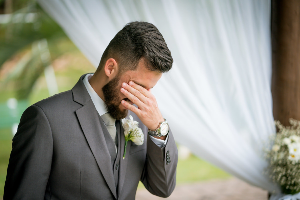 Casamento dos noivos Debora e Felipe realizado no negrão eventos, em Balsa Nova - PR, na região de Curitiba e fotografado pelo fotógrafo de casamentos Michel Druziki. Noivo emocionado