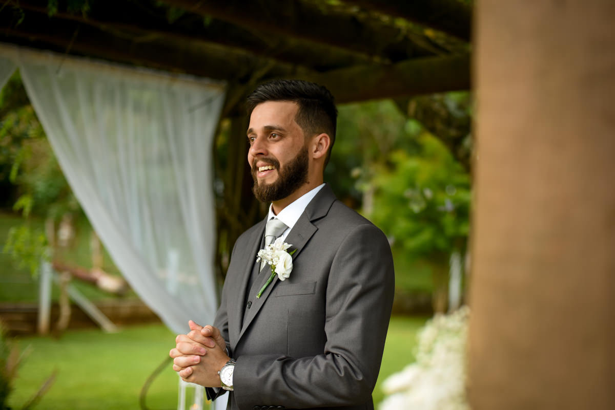 Casamento dos noivos Debora e Felipe realizado no negrão eventos, em Balsa Nova - PR, na região de Curitiba e fotografado pelo fotógrafo de casamentos Michel Druziki. Noivo aguardando ansiosamente a chegada da noiva