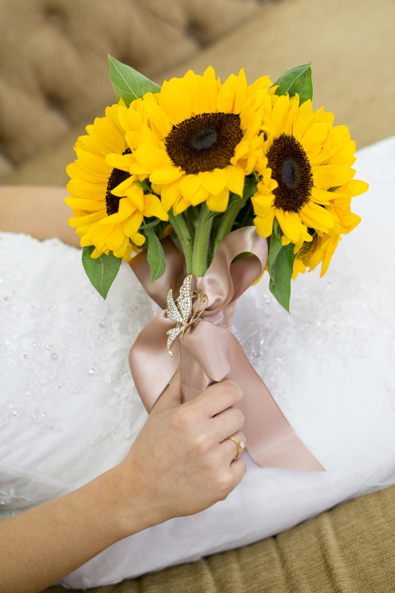 Making of registrado pelo fotógrafo de casamentos Michel Druziki, no salão camaleão cabelo e estética, em Campo Largo. Buquê de girassóis 