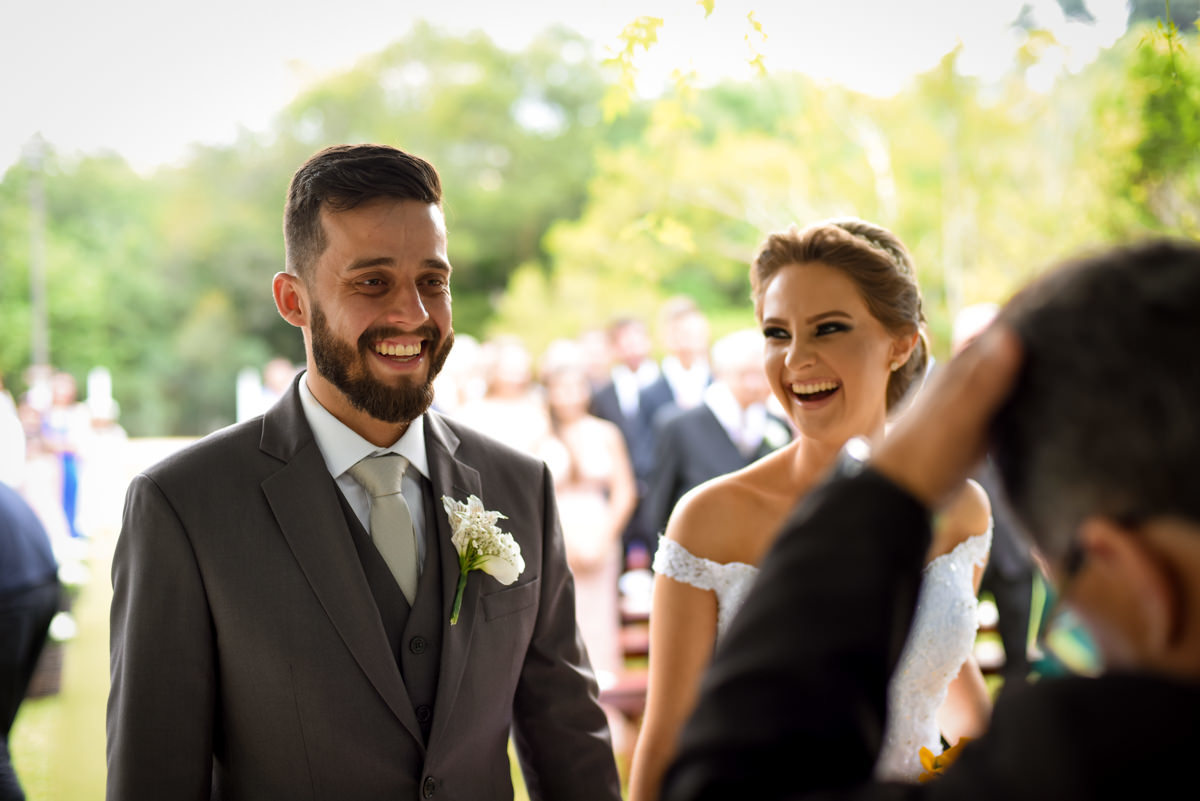 Casamento dos noivos Debora e Felipe realizado no negrão eventos, em Balsa Nova - PR, na região de Curitiba e fotografado pelo fotógrafo de casamentos Michel Druziki. Noivos sorrindo durante o casamento