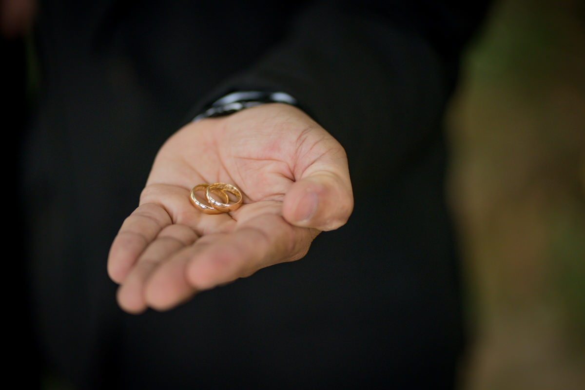 Casamento dos noivos Debora e Felipe realizado no negrão eventos, em Balsa Nova - PR, na região de Curitiba e fotografado pelo fotógrafo de casamentos Michel Druziki. Pastor abençoando as alianças