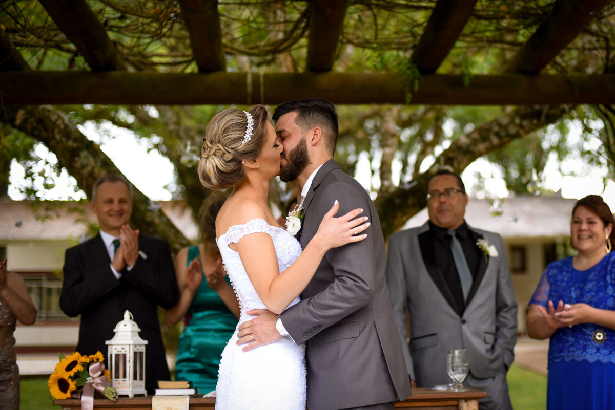 Casamento dos noivos Debora e Felipe realizado no negrão eventos, em Balsa Nova - PR, na região de Curitiba e fotografado pelo fotógrafo de casamentos Michel Druziki. O beijo dos noivos