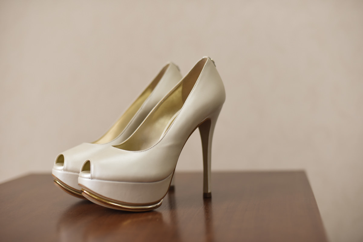 Making of registrado pelo fotógrafo de casamentos Michel Druziki, no salão camaleão cabelo e estética, em Campo Largo. Sapato da noiva