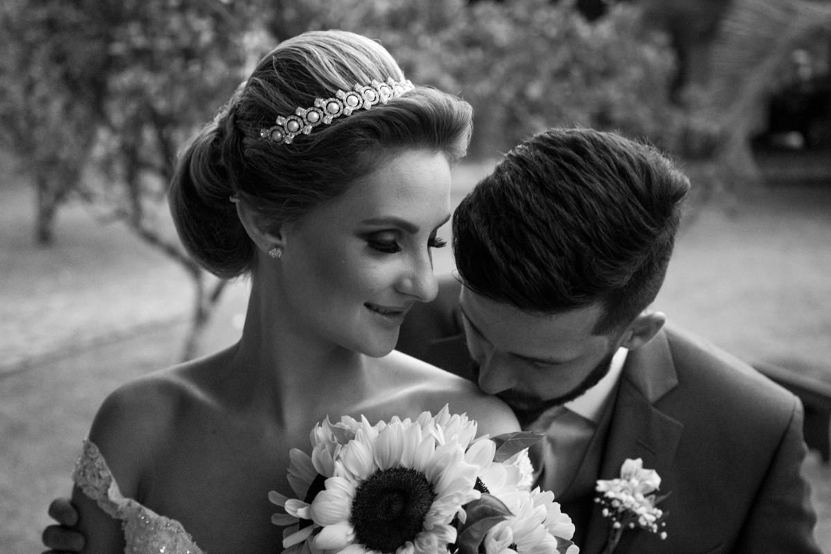 Casamento dos noivos Debora e Felipe realizado no negrão eventos, em Balsa Nova - PR, na região de Curitiba e fotografado pelo fotógrafo de casamentos Michel Druziki. Noivo dando beijo no ombro da noiva