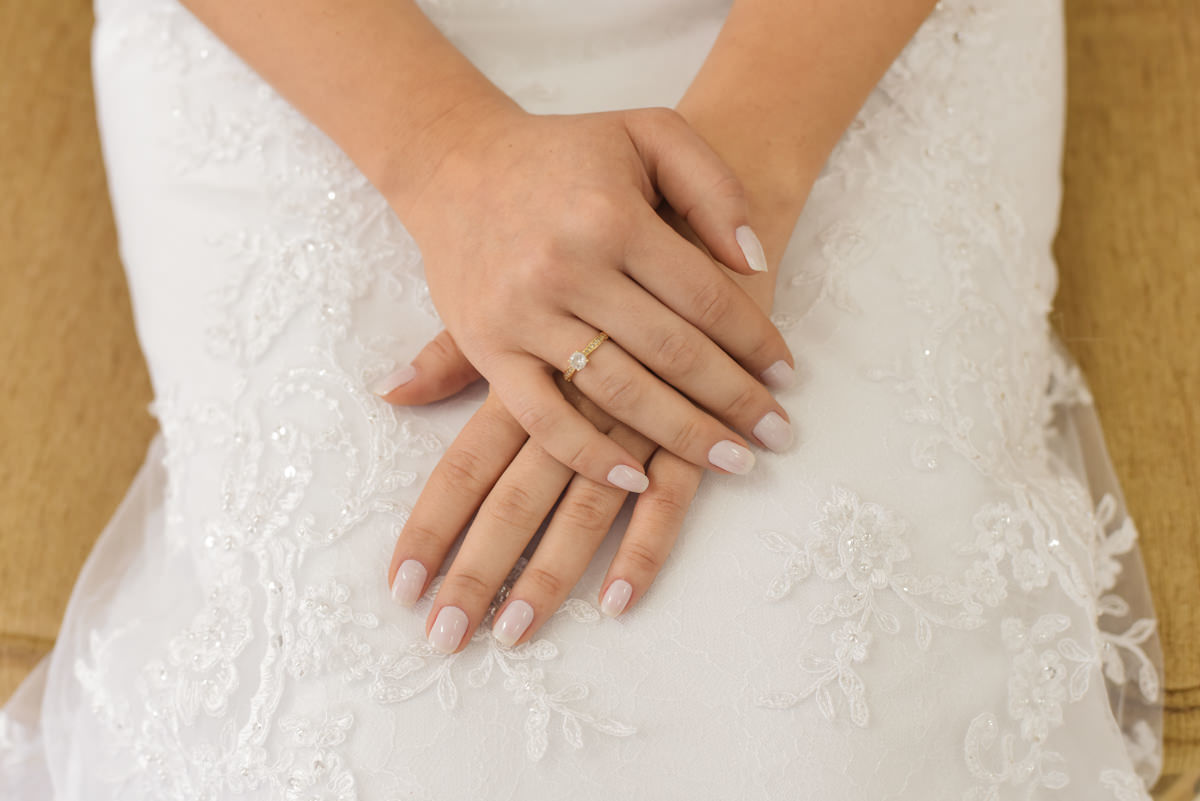 Making of registrado pelo fotógrafo de casamentos Michel Druziki, no salão camaleão cabelo e estética, em Campo Largo. Detalhe das mãos da noiva