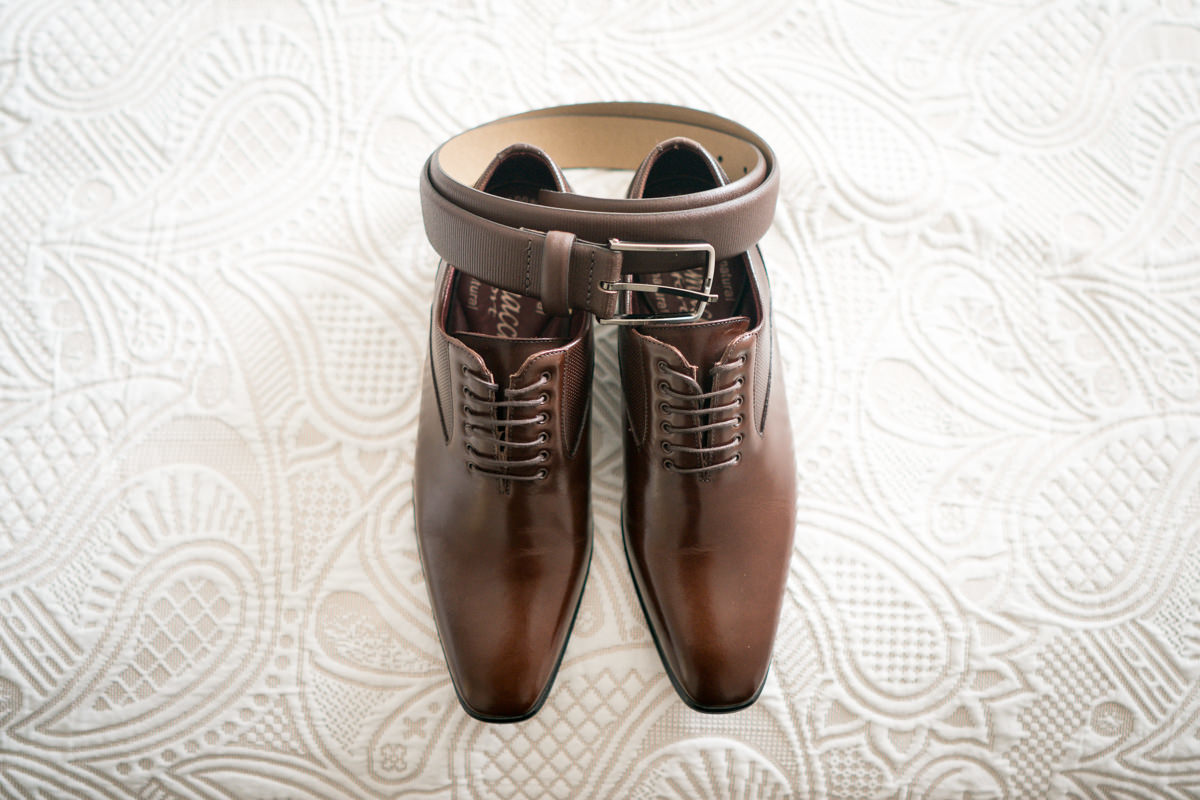 Making of registrado pelo fotógrafo de casamentos Michel Druziki, na casa dos noivos, em Campo Largo. Sapato e cinto do noivo