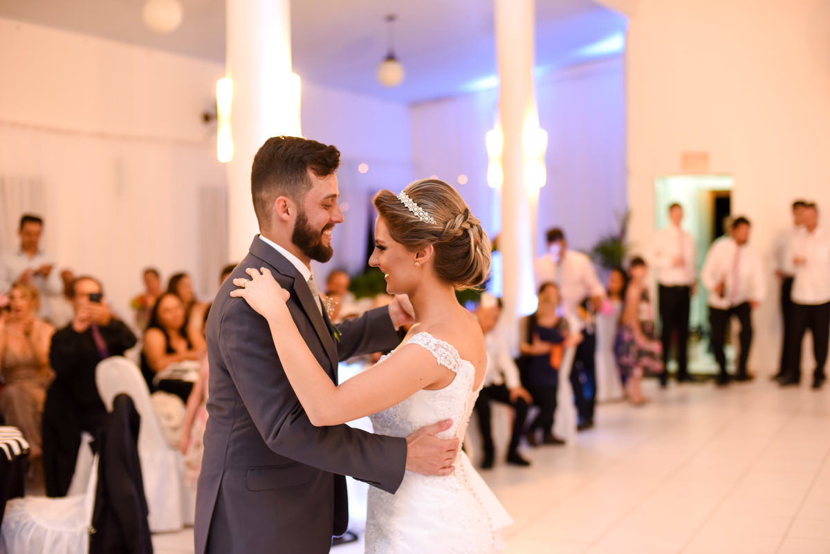 Casamento dos noivos Debora e Felipe realizado no negrão eventos, em Balsa Nova - PR, na região de Curitiba e fotografado pelo fotógrafo de casamentos Michel Druziki. Noivos dançando