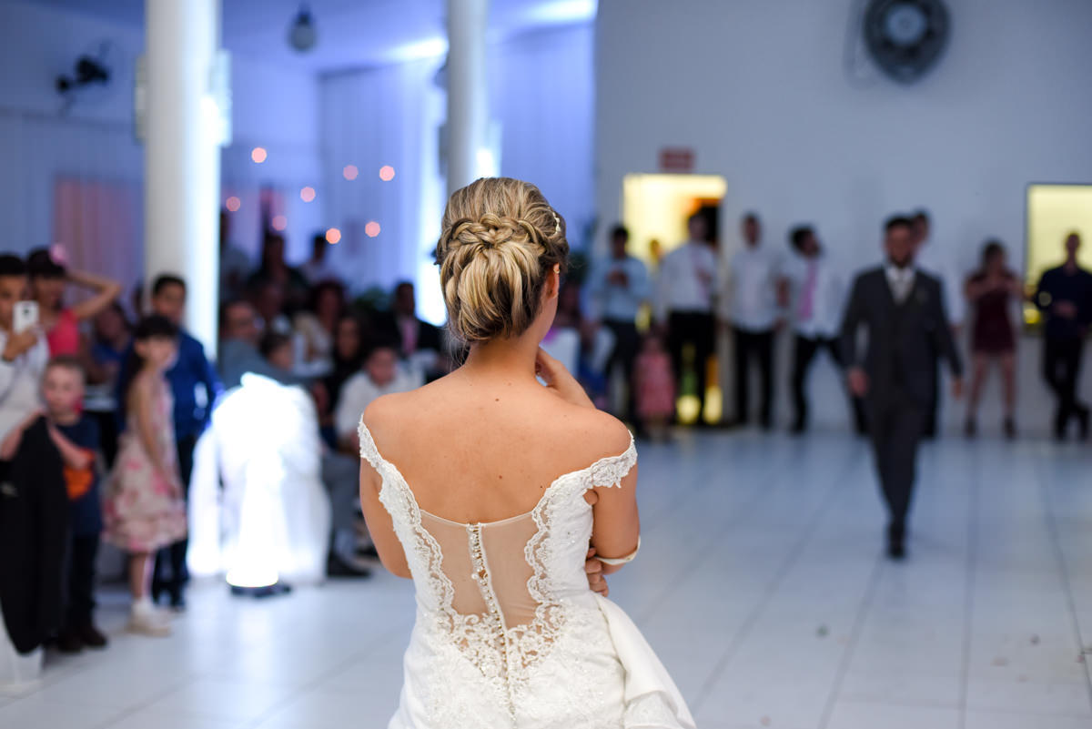Casamento dos noivos Debora e Felipe realizado no negrão eventos, em Balsa Nova - PR, na região de Curitiba e fotografado pelo fotógrafo de casamentos Michel Druziki. Noivos dançando