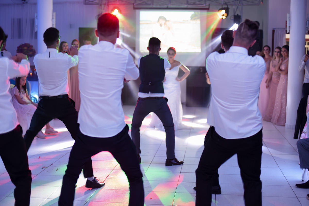 Casamento dos noivos Debora e Felipe realizado no negrão eventos, em Balsa Nova - PR, na região de Curitiba e fotografado pelo fotógrafo de casamentos Michel Druziki. Noivos dançando