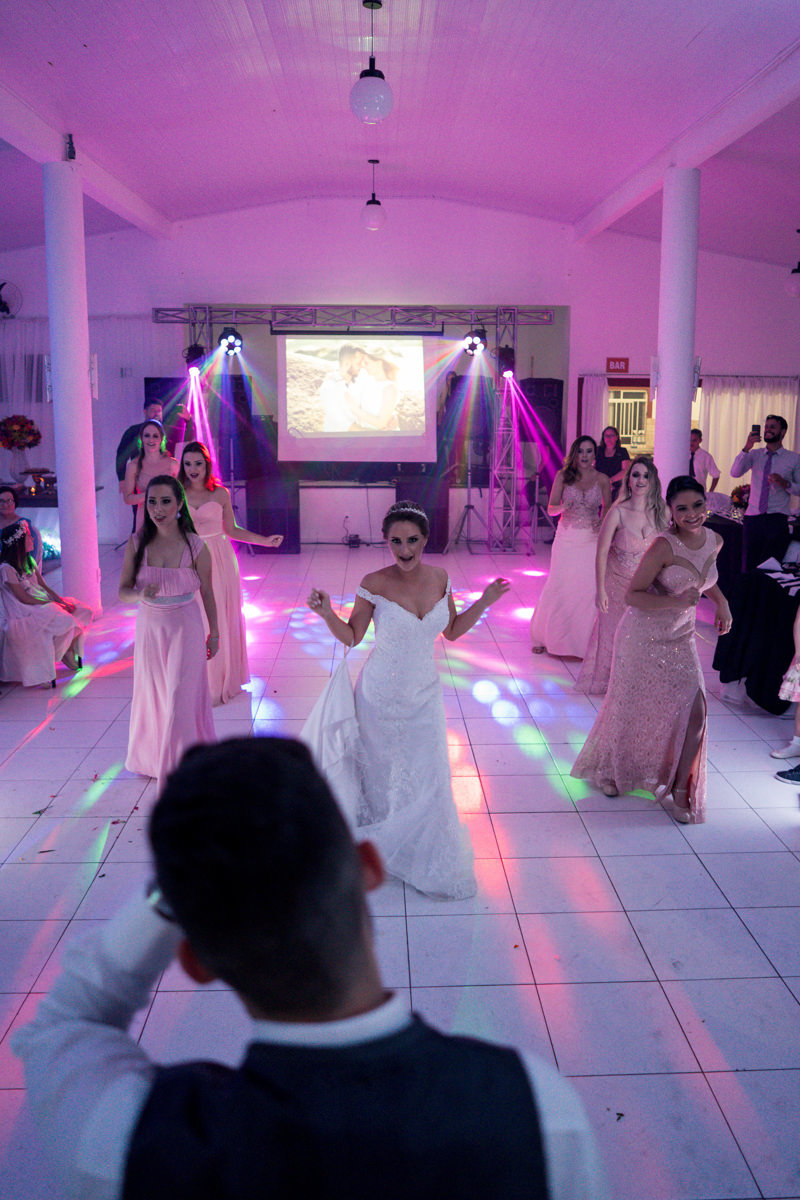 Casamento dos noivos Debora e Felipe realizado no negrão eventos, em Balsa Nova - PR, na região de Curitiba e fotografado pelo fotógrafo de casamentos Michel Druziki. Noivos dançando
