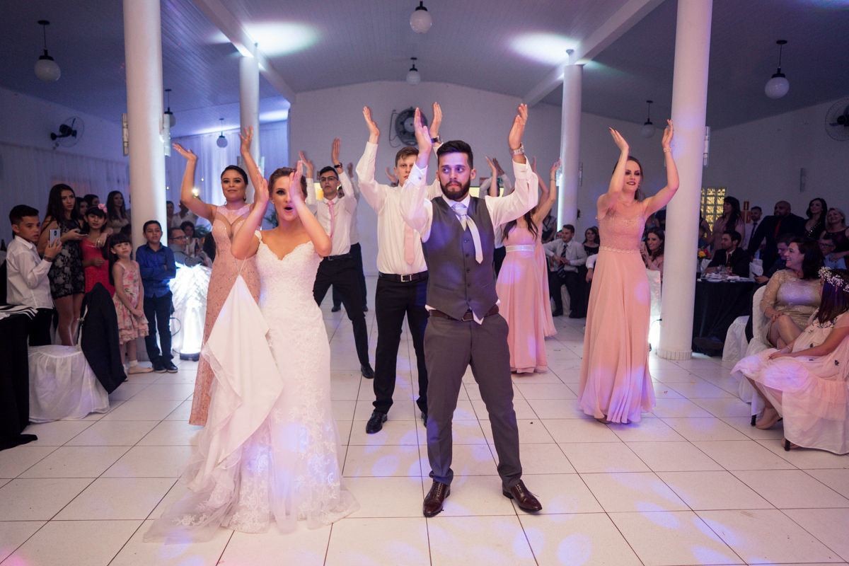 Casamento dos noivos Debora e Felipe realizado no negrão eventos, em Balsa Nova - PR, na região de Curitiba e fotografado pelo fotógrafo de casamentos Michel Druziki. Noivos dançando