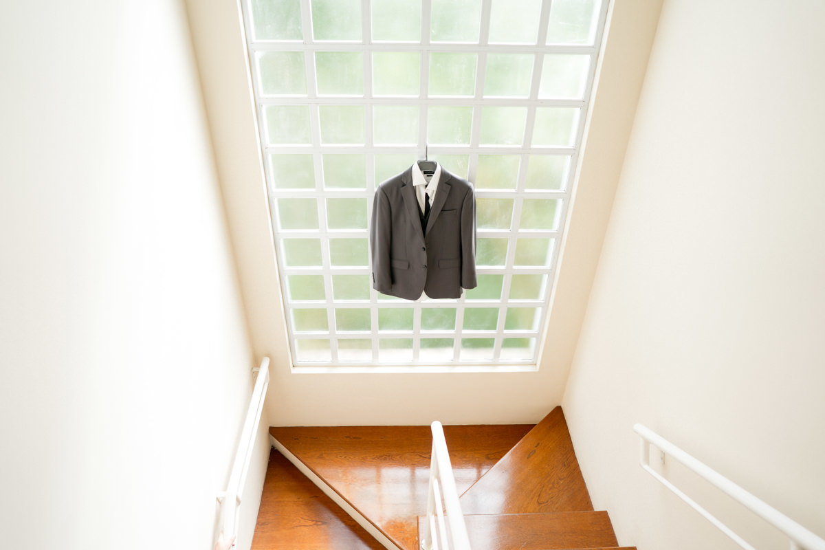 Making of registrado pelo fotógrafo de casamentos Michel Druziki, na casa dos noivos, em Campo Largo. Terno do noivo