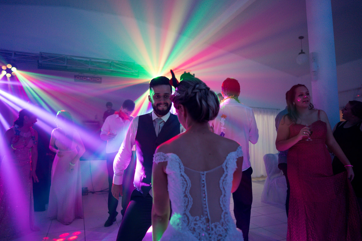 Casamento dos noivos Debora e Felipe realizado no negrão eventos, em Balsa Nova - PR, na região de Curitiba e fotografado pelo fotógrafo de casamentos Michel Druziki. Noivos dançando