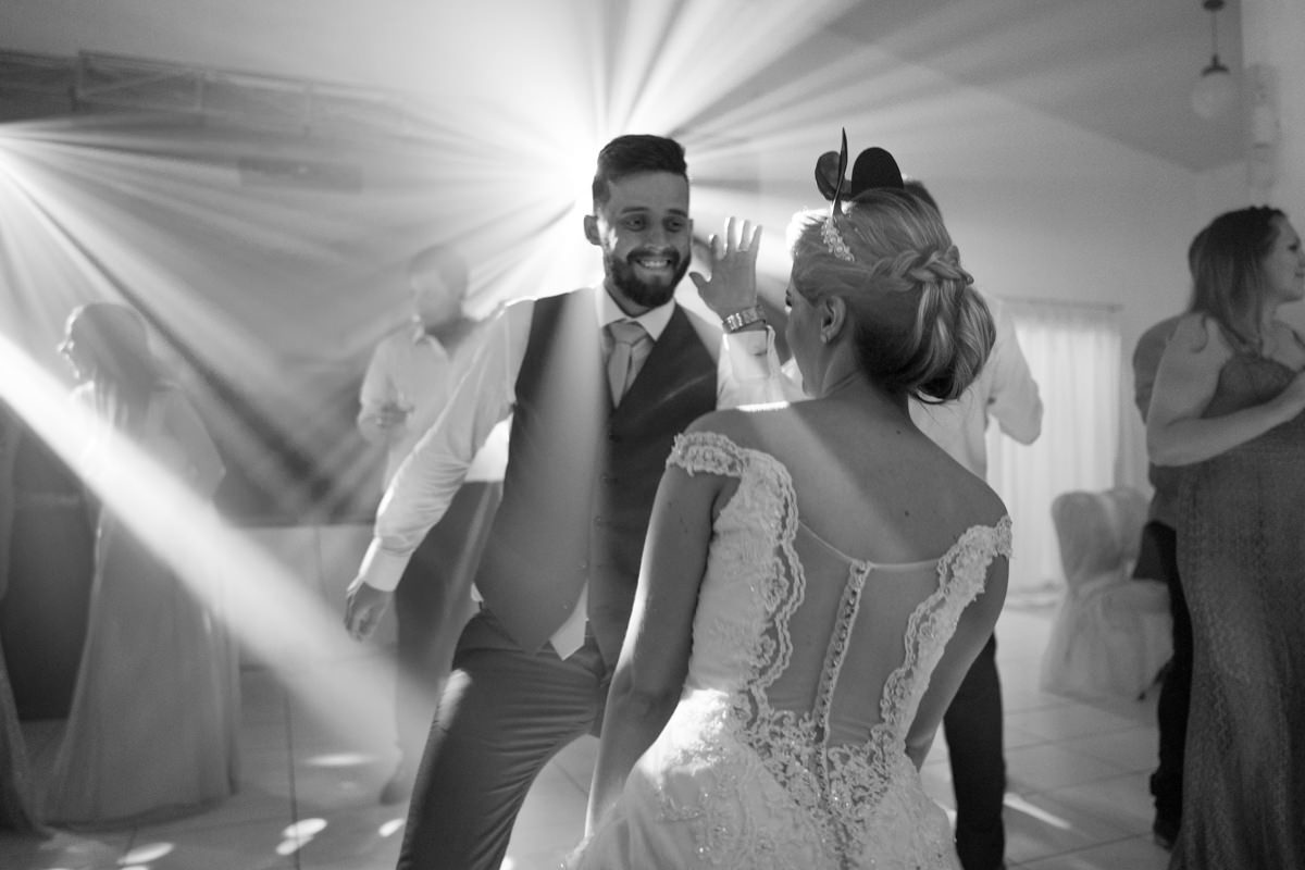 Casamento dos noivos Debora e Felipe realizado no negrão eventos, em Balsa Nova - PR, na região de Curitiba e fotografado pelo fotógrafo de casamentos Michel Druziki. Noivos dançando