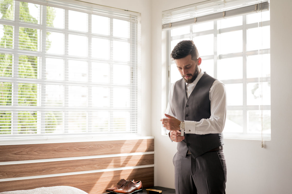 Making of registrado pelo fotógrafo de casamentos Michel Druziki, na casa dos noivos, em Campo Largo. Noivo se preparando para a cerimônia