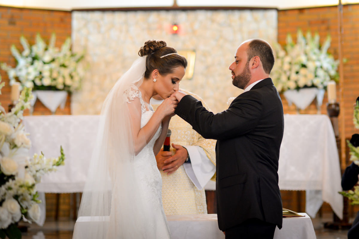 Casamento dos queridos Larissa e Cícero fotografado pelo melhor fotógrafo de casamentos de campo largo e Curitiba, Michel Druziki. Noiva beijando a mão do noivo com aliança