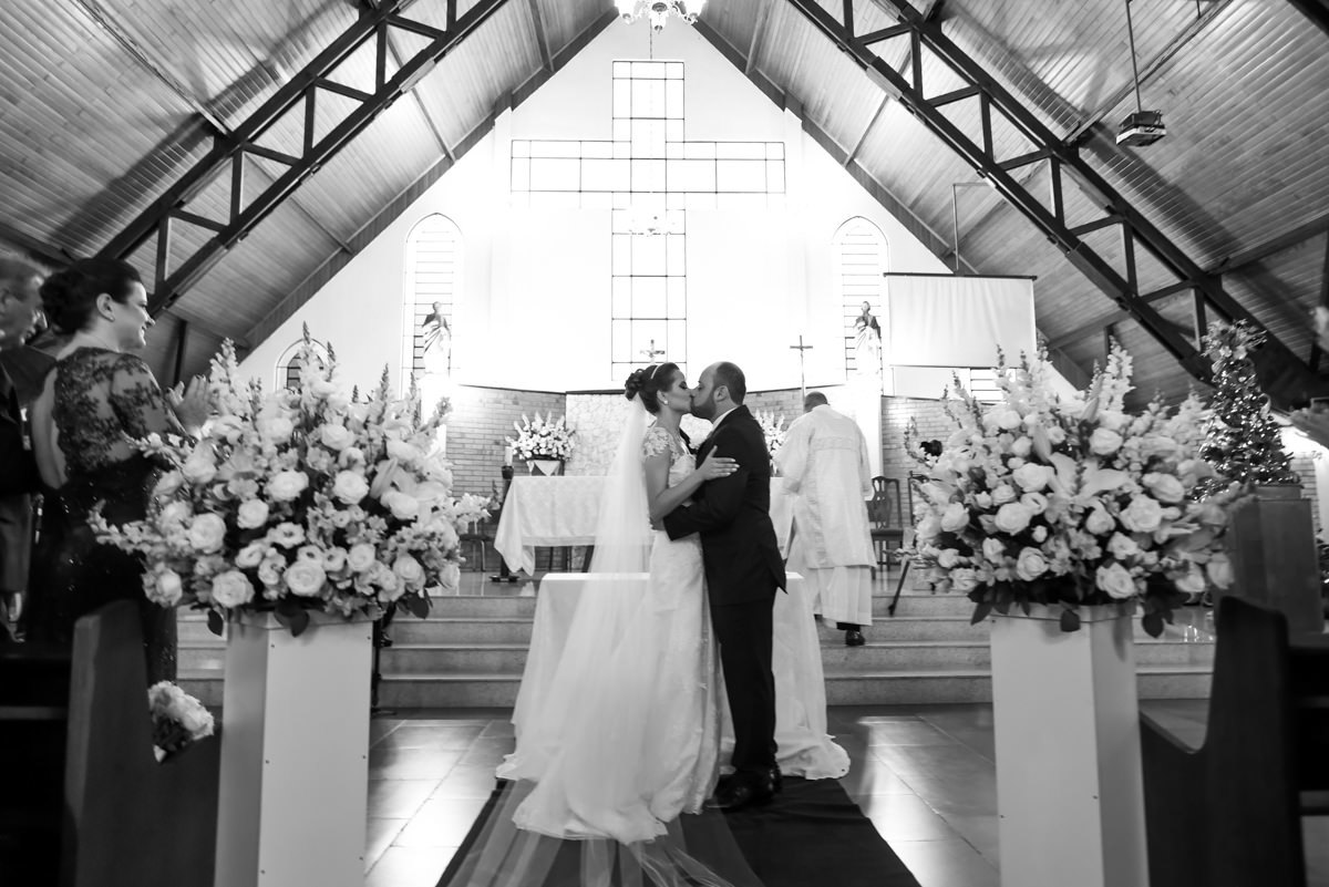Casamento dos queridos Larissa e Cícero fotografado pelo melhor fotógrafo de casamentos de campo largo e Curitiba, Michel Druziki. Noivos se beijando no altar