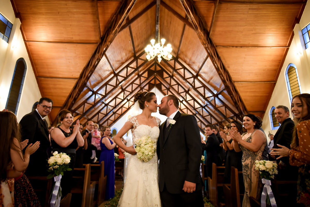Casamento dos queridos Larissa e Cícero fotografado pelo melhor fotógrafo de casamentos de campo largo e Curitiba, Michel Druziki. Noivos sendo aplaudidos na saída da igreja