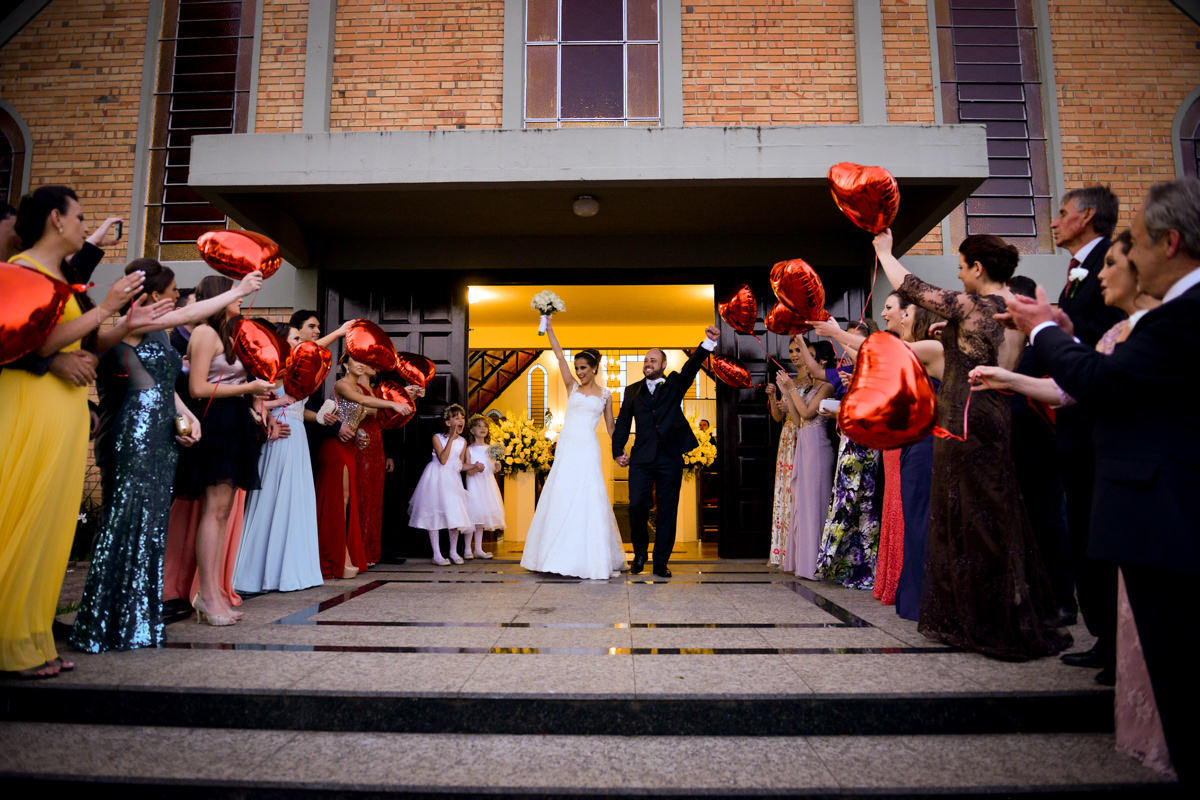 Casamento dos queridos Larissa e Cícero fotografado pelo melhor fotógrafo de casamentos de campo largo e Curitiba, Michel Druziki. Noivos comemorando na saída da igreja